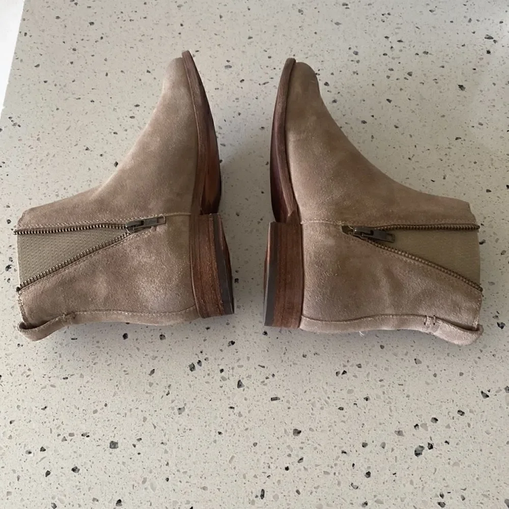 FRYE Carly Zip Chelsea Ash Tan Suede Leather Ankle Boots Women’s Size 6.5